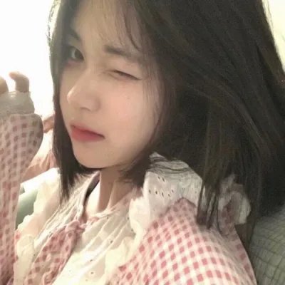 女孩向前走